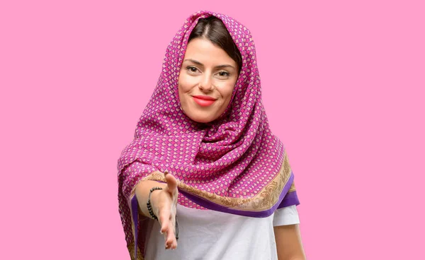 Jovem Árabe Mulher Vestindo Hijab Mantém Mãos Acolhedoras Postura Aperto — Fotografia de Stock
