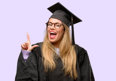 Uzak yan parmakla işaret eden bir genç kadın Üniversitesi yüksek lisans öğrencisi