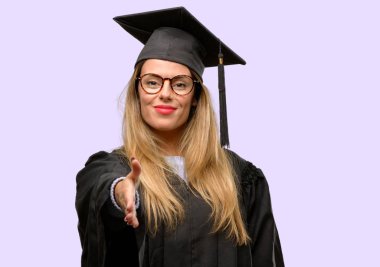 Genç kadın Üniversitesi yüksek lisans öğrencisi el sıkışma poz karşılama, güven ve başarı kavramı ifade, tebrik ellerini tutar