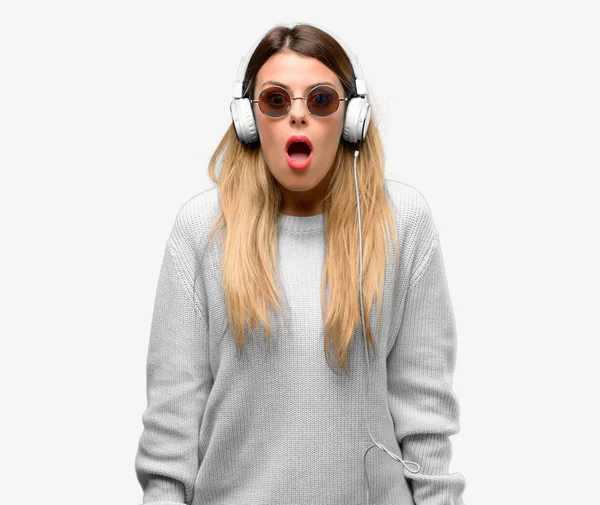 Mujer Joven Escuchar Música Con Auriculares Asustados Shock Expresando Pánico —  Fotos de Stock