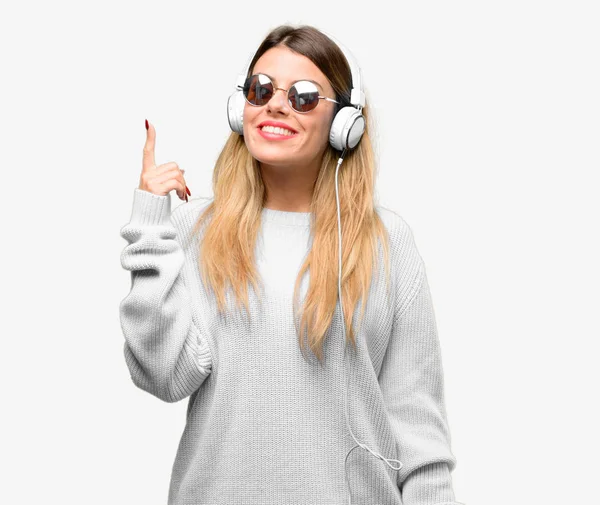 Jovem Mulher Ouvir Música Com Fone Ouvido Feliz Surpreso Animando — Fotografia de Stock