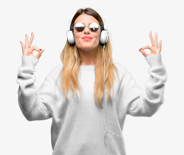 Mujer Joven Escuchar Música Con Auriculares Haciendo Gesto Signo Con —  Fotos de Stock