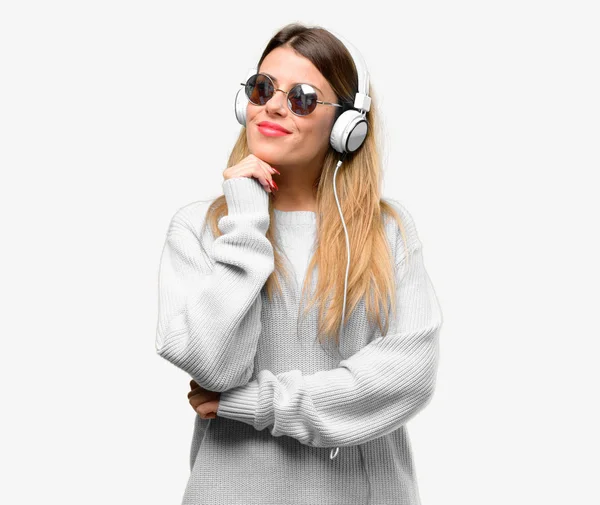 Νεαρή Γυναίκα Ακούσετε Μουσική Ακουστικά Σκέψης Και Κοιτώντας Ψηλά Εκφράζοντας — Φωτογραφία Αρχείου