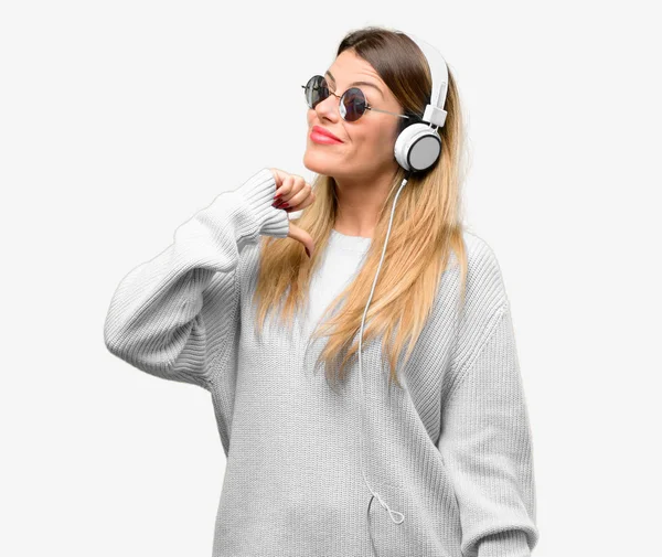 Junge Frau Hört Musik Mit Kopfhörer Stolz Aufgeregt Und Arrogant — Stockfoto