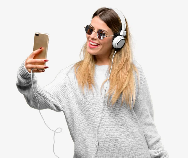 Jovem Mulher Ouvir Música Com Fone Ouvido Feliz Falando Usando — Fotografia de Stock