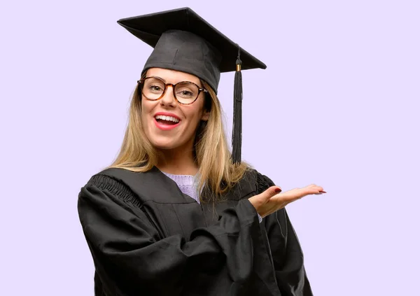 Jovem Estudante Pós Graduação Universitária Segurando Algo Mão Vazia — Fotografia de Stock