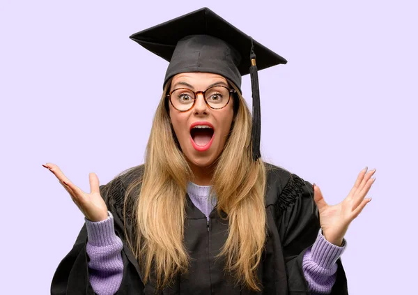 Молодая Женщина Аспирантка Университета Счастлива Удивлена Приветствием Выражающим Вау Жест — стоковое фото