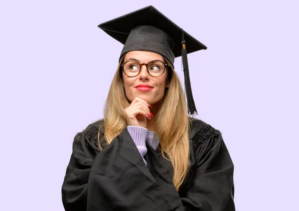 Young Woman University Graduate Student Thinking Looking Expressing Doubt Wonder — Stock Photo, Image