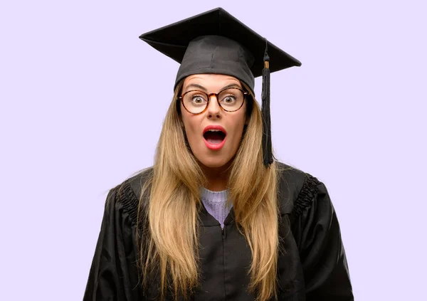 Mujer Joven Estudiante Graduada Universitaria Asustada Shock Expresando Pánico Miedo —  Fotos de Stock