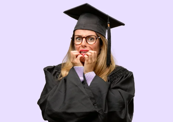 Jovem Estudante Universitário Pós Graduação Aterrorizado Nervoso Expressando Ansiedade Pânico — Fotografia de Stock