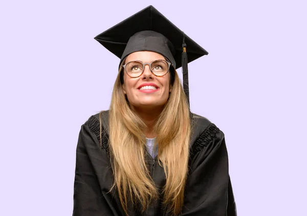Mujer Joven Estudiante Graduada Universitaria Pensando Mirando Hacia Arriba Expresando — Foto de Stock