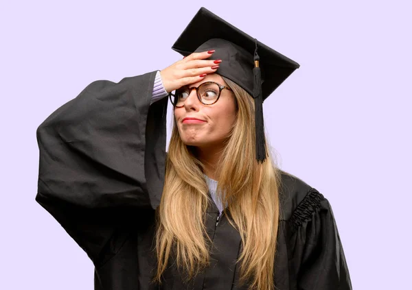 Jeune Étudiante Diplômée Terrifiée Nerveuse Exprimant Anxiété Geste Panique Dépassée — Photo