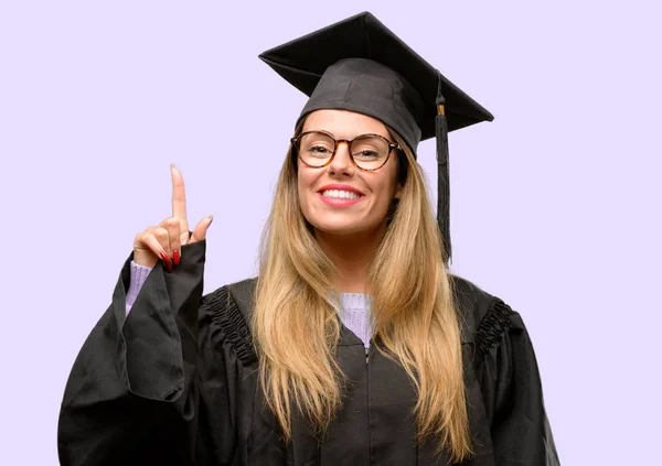 Ung Kvinna University Graduate Student Höja Finger Nummer Ett — Stockfoto