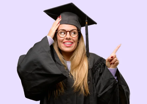 Ung Kvinna University Graduate Student Pekar Bort Sidan Med Finger — Stockfoto