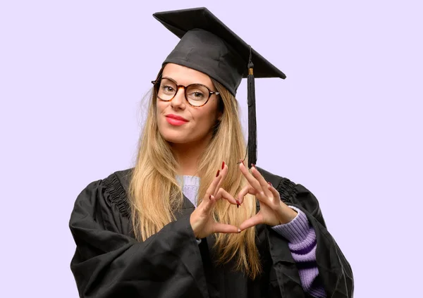 Jeune Femme Diplômée Université Heureux Montrant Amour Avec Les Mains — Photo