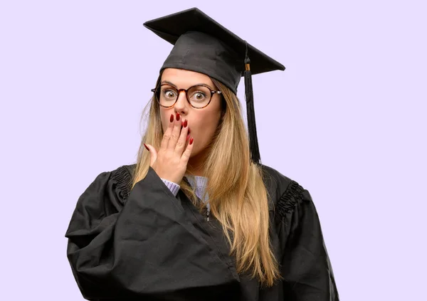 Ung Kvinna University Graduate Student Täcker Munnen Chock Ser Blyg — Stockfoto