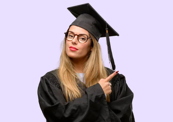 Giovane Studentessa Universitaria Laureata Indicando Lato Con Dito — Foto Stock