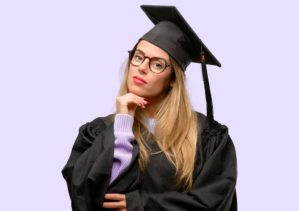 Ung Kvinna University Graduate Student Tänkande Och Letar Upp Uttrycker — Stockfoto