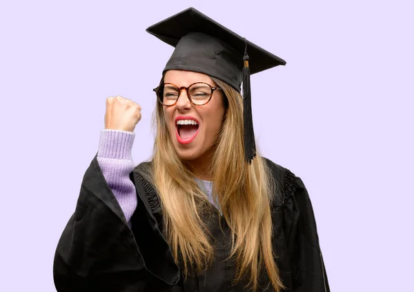 Mujer Joven Estudiante Graduada Universitaria Irritado Enojado Expresando Emoción Negativa — Foto de Stock