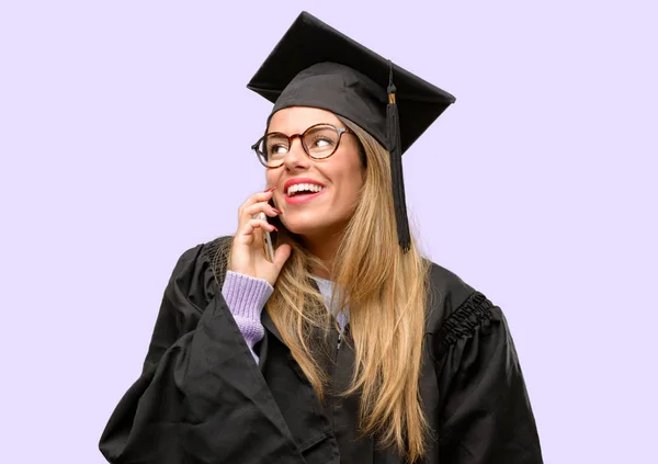 若い女性の大学の大学院生の幸せ話をスマート フォンの携帯電話を使用して — ストック写真