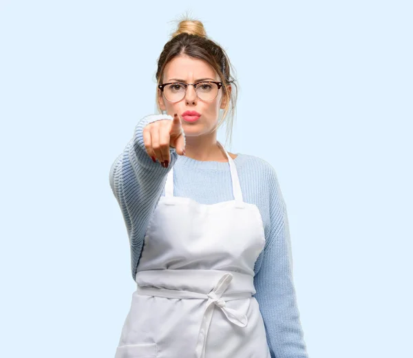 Jeune Femme Propriétaire Magasin Portant Tablier Pointant Vers Avant Avec — Photo