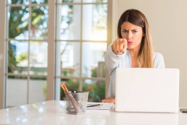 Parmak ile ön masada dizüstü evde ile öğrenci kadın işaret