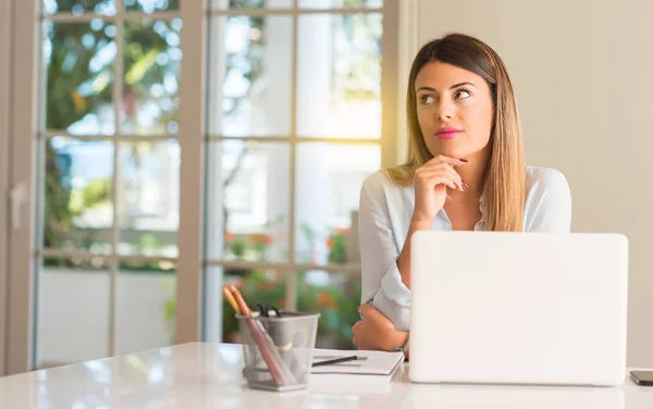 Estudiante Mujer Mesa Con Ordenador Portátil Casa Pensando Mirando Hacia — Foto de Stock