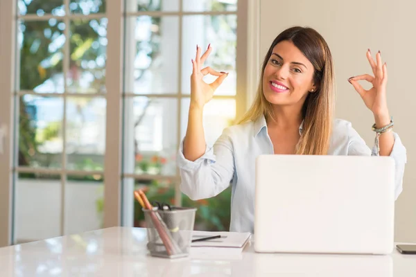 Estudiante Mujer Mesa Con Ordenador Portátil Casa Haciendo Gesto Signo — Foto de Stock