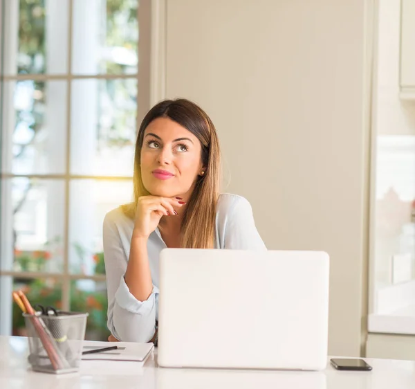 Student Woman Table Laptop Home Thinking Looking Expressing Doubt Wonder — Stock Photo, Image