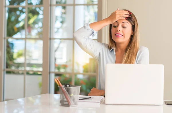 Mulher Estudante Mesa Com Laptop Casa Aterrorizado Nervoso Expressando Ansiedade — Fotografia de Stock