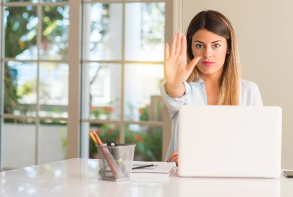 Mujer Estudiante Mesa Con Ordenador Portátil Casa Molesto Con Mala — Foto de Stock