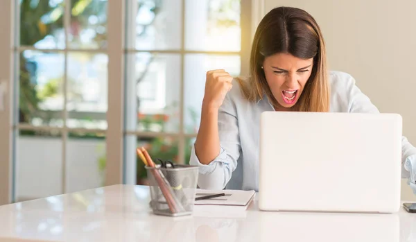 Estudante Mulher Mesa Com Laptop Casa Irritado Irritado Expressando Emoção — Fotografia de Stock