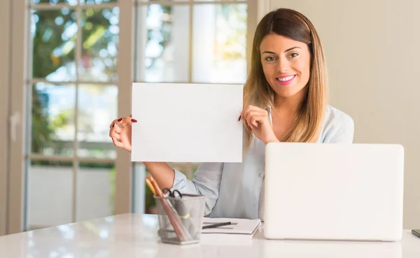 Mujer Estudiante Mesa Con Ordenador Portátil Casa Sosteniendo Banner Publicitario —  Fotos de Stock