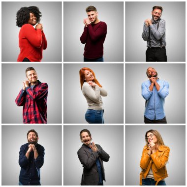 Grup karışık insanları, kadın ve erkek kendinden emin ve mutlu bir büyük doğal gülümseme gülmek ile