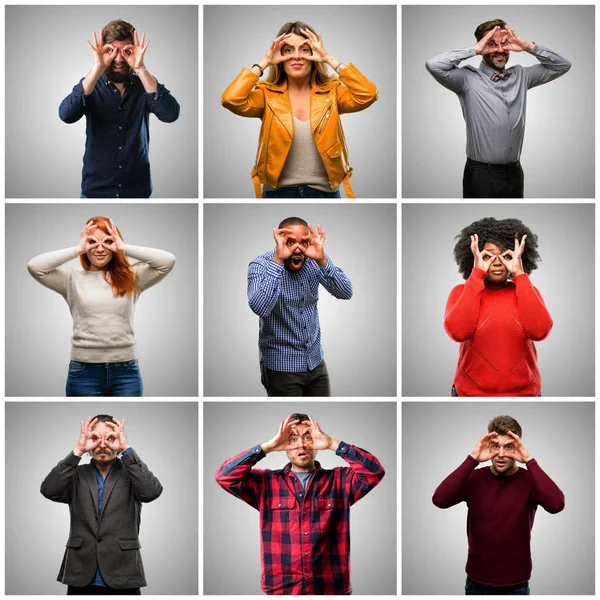 Groep Van Gemengde Mensen Vrouwen Mannen Kijken Camera Door Vingers — Stockfoto