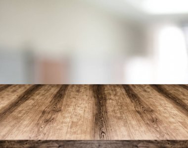 Ahşap boş masa kurulu önünde arka plan bulanık. -Ebilmek var olmak 