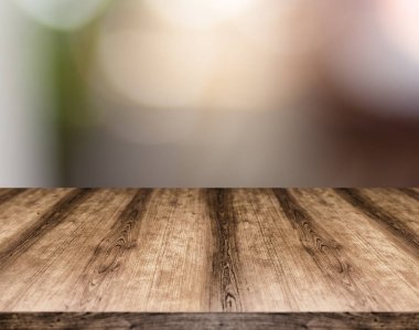 Ahşap boş masa kurulu önünde arka plan bulanık. -Ebilmek var olmak 