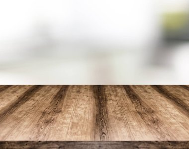 Ahşap boş masa kurulu önünde arka plan bulanık. -Ebilmek var olmak 