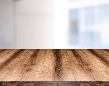 Ahşap boş masa kurulu önünde arka plan bulanık. -Ebilmek var olmak 