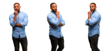 Çapraz kolu kendine güvenen ve ciddi olan sakallı Afrikalı-Amerikalı adam