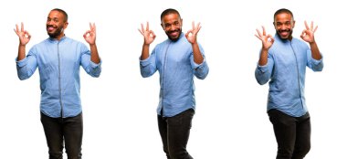 Meditasyon ve gevşeme ifade iki elinle ok işareti jest yapıyor sakallı Afrikalı-Amerikalı adam