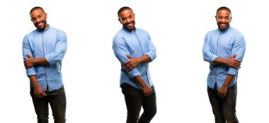 Sakallı kendinden emin ve mutlu bir büyük doğal gülümseme gülmek ile Afrika kökenli Amerikalı adam