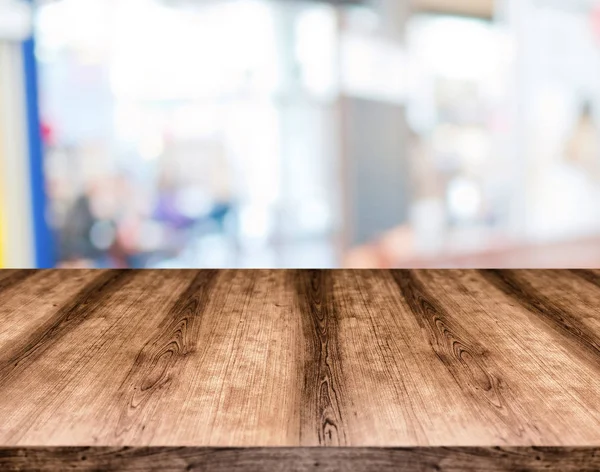 Table en bois vide devant un fond flou. Peut-être — Photo