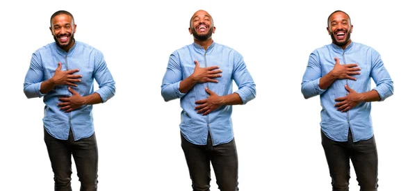 Hombre Afroamericano Con Barba Segura Feliz Con Una Gran Sonrisa —  Fotos de Stock