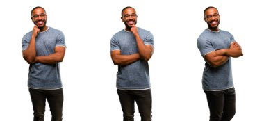 Sakallı kendinden emin ve mutlu bir büyük doğal gülümseme gülmek ile Afrika kökenli Amerikalı adam