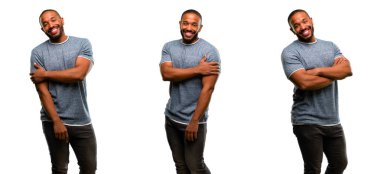 Sakallı kendinden emin ve mutlu bir büyük doğal gülümseme gülmüyorum, doğal ifade ile Afrika kökenli Amerikalı adam