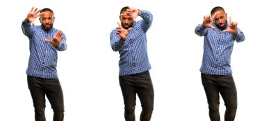 Kendinden emin ve mutlu eller fotoğraf makinesi için gösterilen, beste ve jest çerçeveleme sakallı Afrikalı-Amerikalı adam