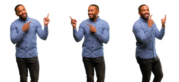 Hombre Afroamericano Con Barba Apuntando Hacia Lado Con Dedo —  Fotos de Stock