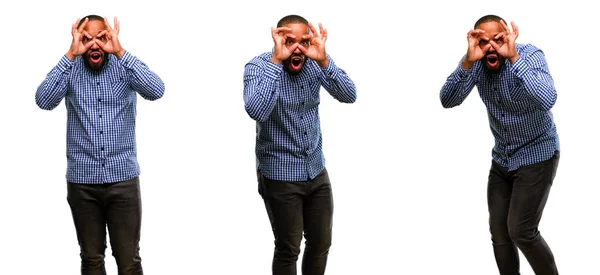 Африканский Американец Бородой Смотрит Камеру Через Пальцы Порядке Жеста Имитация — стоковое фото
