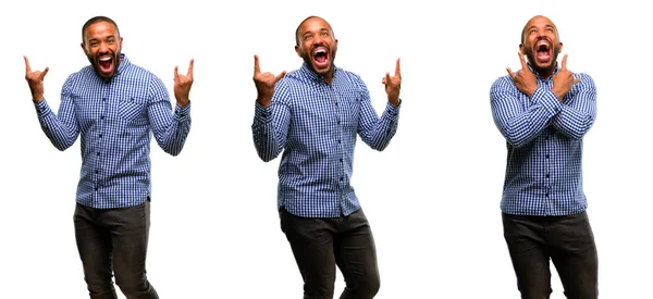 Hombre Afroamericano Con Barba Haciendo Símbolo Del Rock Con Las —  Fotos de Stock